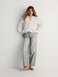 Jeansy balloon z efektem sprania - niebieski. Niebieskie jeansy damskie Reserved, bez wzorów, z bawełny. W wyprzedaży za 69.99 zł.