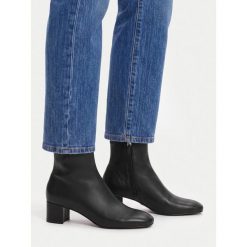 Botki GINO ROSSI. Czarne botki damskie Gino Rossi, bez wzorów, bez obcasa, na słupku, bez zapięcia. Za 349.99 zł.