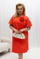 Trapezowa sukienka Ivone w kolorze koralowej papai z ręcznie szytym kwiatem PLUS SIZE XXL OVERSIZE WIOSNA. Pomarańczowe sukienki damskie Moda Size Plus Iwanek, do pracy, na wiosnę, plus size, bez wzorów, z elastanu, biznesowe, bez kołnierzyka, plus size, bez ramiączek, mini, dopasowane. Za 289.90 zł.