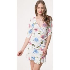 Biała Sukienka Florid. Białe sukienki damskie Born2be, na spotkanie biznesowe, l, bez wzorów, bez kołnierzyka, bez ramiączek, mini, kopertowe. Za 49.99 zł.