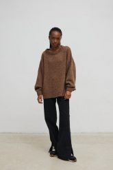 Sweter oversize z bufiastymi rękawami w kolorze LIGHT BROWN - RIVERO-UNI. Brązowe swetry nierozpinane damskie Marsala, na lato, bez wzorów, z wełny, klasyczne, bez kołnierzyka, bez ramiączek. Za 249.90 zł.