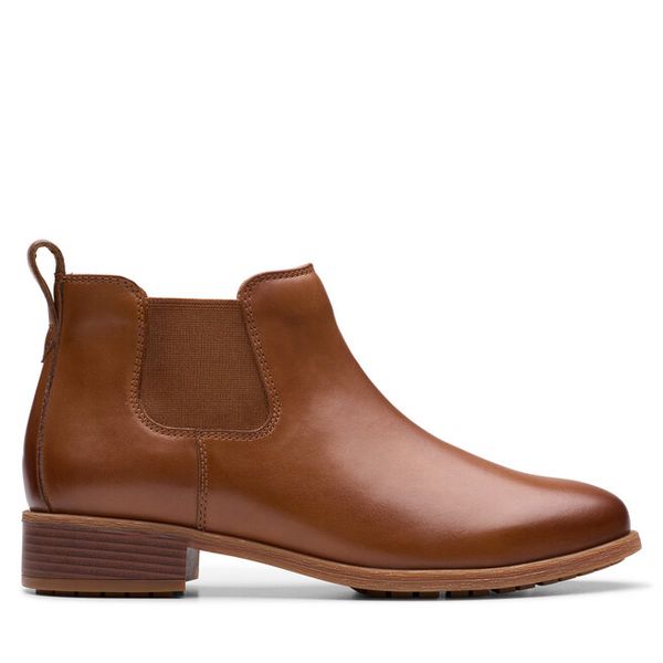 Sztyblety Clarks. Brązowe botki damskie Clarks, bez wzorów, bez obcasa, na płaskiej podeszwie, bez zapięcia. Za 429.99 zł.
