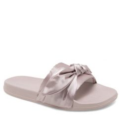 Klapki Bassano. Czerwone klapki damskie Bassano, bez wzorów, bez obcasa, bez zapięcia. Za 49.99 zł.