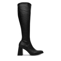 Kozaki DeeZee. Czarne kozaki damskie DeeZee, bez wzorów, bez obcasa, na słupku, bez zapięcia. Za 239.99 zł.