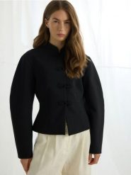 Marynarka z ozdobnymi guzikami - czarny. Czarne marynarki i żakiety damskie Reserved, bez wzorów, z tkaniny, bez kołnierzyka, bez ramiączek. Za 299.99 zł.