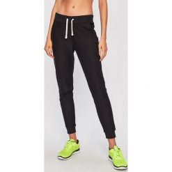 Reebok - Spodnie. Czarne spodnie dresowe damskie Reebok, bez wzorów, z bawełny, sportowe. Za 179.90 zł.