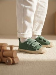 Trampki na rzepy - zielony. Zielone trampki i tenisówki damskie Sinsay, bez wzorów, sportowe, bez zapięcia. Za 27.99 zł.