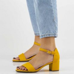 Żółte sandały, buty damskie Filippo Ds787. Żółte sandały damskie Filippo, bez wzorów, z zamszu, bez obcasa, bez zapięcia. Za 129.00 zł.