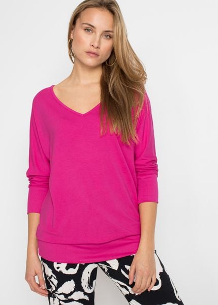Bluzka oversize z lejącej wiskozy. Czerwone bluzki damskie bonprix, bez wzorów, z wiskozy, bez kołnierzyka, bez ramiączek. Za 64.99 zł.
