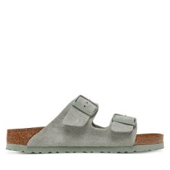 Klapki Birkenstock. Zielone klapki damskie Birkenstock, bez wzorów, z zamszu, bez obcasa, bez zapięcia. Za 369.99 zł.