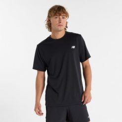 Koszulka męska New Balance MT51801BK – czarna. Czarne koszulki sportowe męskie New Balance, l, bez wzorów, z materiału, bez ramiączek, do biegania. Za 129.99 zł.