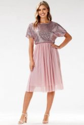 Koktajlowa sukienka rozkloszowana z cekinami i tiulem róż. Czerwone sukienki damskie Awama, na imprezę, s, bez wzorów, z materiału, eleganckie, bez kołnierzyka, bez ramiączek, midi, dopasowane. Za 359.00 zł.