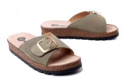 Dr. Brinkmann 700936-07 Zielony, klapki damskie. Zielone klapki damskie Dr. Brinkmann, bez wzorów, bez obcasa, bez zapięcia. Za 249.90 zł.