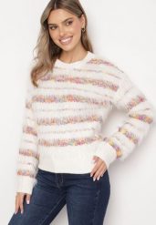 Biały Sweter z Wełną w Paski o Fakturze Imitującej Pióra Lazina. Białe swetry nierozpinane damskie Born2be, bez wzorów, z wełny, eleganckie, bez kołnierzyka, bez ramiączek. Za 49.99 zł.