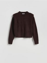 Sweter z poduszkami na ramionach - brązowy. Brązowe swetry nierozpinane damskie Reserved, l, bez wzorów, z dzianiny, bez kołnierzyka, bez ramiączek. Za 139.99 zł.