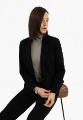 Czarna marynarka JB-MALIRA. Czarne marynarki i żakiety damskie Volcano, bez wzorów, z bawełny, eleganckie, bez kołnierzyka, bez ramiączek. Za 249.99 zł.