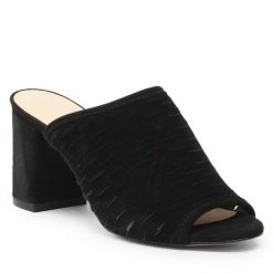 Klapki Solo Femme. Czarne klapki damskie Solo Femme, bez wzorów, bez obcasa, bez zapięcia. Za 299.99 zł.