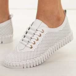 Białe ażurowe skórzane półbuty damskie Cambell 19435. Białe półbuty damskie Cambell, na jesień, w ażurowe wzory, z jeansu, casualowe, bez obcasa, na płaskiej podeszwie, bez zapięcia. Za 219.00 zł.
