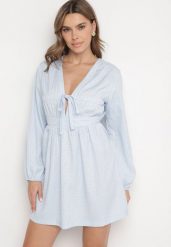 Niebieska Sukienka o Rozkloszowanym Kroju Ozdobiona Wiązaniem Elretira. Niebieskie sukienki damskie Born2be, na co dzień, l, bez wzorów, eleganckie, bez kołnierzyka, bez ramiączek, mini, kopertowe. Za 139.99 zł.