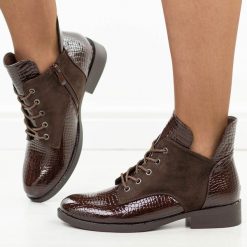 Brązowe płaskie botki damskie Vinceza 16524. Brązowe botki damskie VINCEZA, na jesień, bez wzorów, z lakierowanej skóry, eleganckie, bez obcasa, na obcasie, bez zapięcia. Za 199.00 zł.