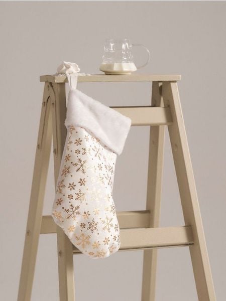 Dekoracja świąteczna w kształcie skarpety - złoty. Żółte skarpetki damskie Sinsay, bez wzorów. Za 9.99 zł.