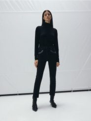 Jeansy boyfriend slim z cekinami - czarny. Czarne jeansy damskie Reserved, bez wzorów, z bawełny. W wyprzedaży za 89.99 zł.