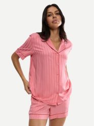 Triumph Koszulka piżamowa Boyfriend 10227193 Różowy Regular Fit. Czerwone koszule nocne damskie Triumph, bez wzorów, z wiskozy, bez ramiączek. Za 159.99 zł.