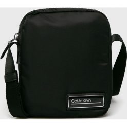 Calvin Klein - Saszetka. Czarne saszetki i nerki męskie Calvin Klein, bez wzorów, z materiału. W wyprzedaży za 249.90 zł.