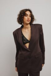 Klasyczna marynarka w kolorze DARK BROWN - MOSELLE-M. Brązowe marynarki i żakiety damskie Marsala, bez wzorów, z jeansu, eleganckie, bez kołnierzyka, bez ramiączek. Za 699.90 zł.