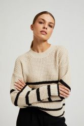 Sweter w paski z okrągłym dekoltem ciemnobeżowy. Brązowe swetry nierozpinane damskie MOODO, l, bez wzorów, bez kołnierzyka, bez ramiączek. W wyprzedaży za 44.98 zł.