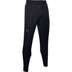 Spodnie dresowe slim fit Under Armour Flex Woven. Czarne spodnie sportowe męskie Under Armour, bez wzorów, z dresówki, na fitness i siłownię. Za 375.00 zł.