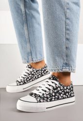 Czarne Trampki z Cholewką Zdobioną Kwiatowym Wzorem Folaianna. Czarne trampki i tenisówki damskie Born2be, z aplikacjami, z jeansu, bez zapięcia. Za 39.99 zł.
