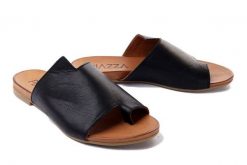 PIAZZA 900000-01 schwarz, klapki damskie. Czarne klapki damskie Piazza, na lato, bez wzorów, ze skóry, bez obcasa, na obcasie, bez zapięcia. Za 284.90 zł.