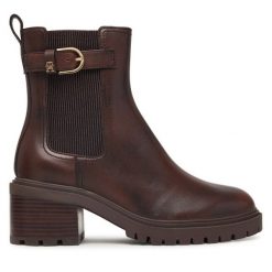 Botki Tommy Hilfiger. Brązowe botki damskie Tommy Hilfiger, bez wzorów, bez obcasa, na słupku, bez zapięcia. Za 699.99 zł.