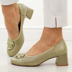 Oliwkowe ażurowe czółenka damskie na obcasie M.Daszyński Sa281-5. Zielone czółenka damskie M.Daszyński, na jesień, z aplikacjami, z materiału, eleganckie, z okrągłym noskiem, bez obcasa, na obcasie, bez zapięcia. Za 189.00 zł.