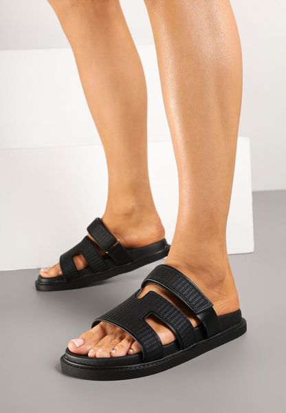 Czarne Klapki Zapinane na Rzep z Geometrycznymi Wycięciami Vevelina. Czarne klapki damskie Renee, na lato, bez wzorów, boho, bez obcasa, na płaskiej podeszwie, bez zapięcia. Za 69.99 zł.