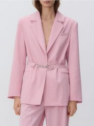 Marynarka z ozdobnym paskiem - pastelowy róż. Czerwone marynarki i żakiety damskie Reserved, bez wzorów, z tkaniny, bez kołnierzyka, bez ramiączek. Za 279.99 zł.