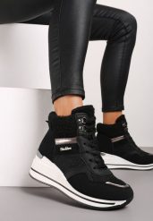 Czarne Botki na Koturnie w Streetwearowym Stylu Ozdobione Futerkiem Arabelline. Czarne botki damskie Renee, bez wzorów, z futra, eleganckie, bez obcasa, na koturnie, bez zapięcia. Za 109.99 zł.
