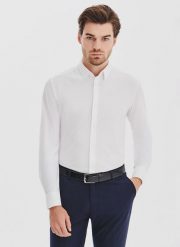 PAKO LORENTE – Biała dzianinowa koszula męska. Białe koszule męskie Pako Lorente, m, bez wzorów, z dzianiny, klasyczne, bez kołnierzyka, bez ramiączek. Za 299.99 zł.