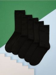 Skarpetki 5 pack - czarny. Czarne skarpety męskie Sinsay, bez wzorów. Za 12.99 zł.