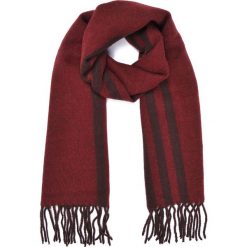 SZALIK MĘSKI. Czerwone szaliki męskie TOP SECRET, bez wzorów, z dzianiny. W wyprzedaży za 14.99 zł.