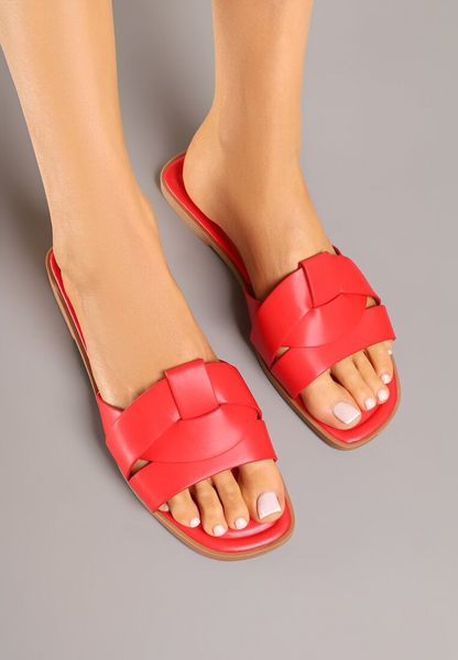 Czerwone Klapki na Płaskiej Podeszwie z Ozdobną Cholewką Redamine. Czerwone klapki damskie Renee, na lato, z aplikacjami, z jeansu, eleganckie, bez obcasa, na płaskiej podeszwie, bez zapięcia. Za 49.99 zł.