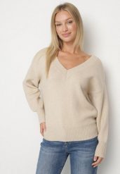 Beżowy Sweter z Kaszmirem z Dekoltem w Serek Plenae. Brązowe swetry nierozpinane damskie Born2be, uniwersalny, bez wzorów, z kaszmiru, eleganckie, bez kołnierzyka, bez ramiączek. Za 129.99 zł.