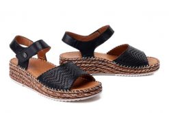 MANITU 910330-01 schwarz, sandały damskie. Czarne sandały damskie Manitu, bez wzorów, ze skóry, bez obcasa, na koturnie, bez zapięcia. Za 269.90 zł.