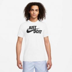 Koszulka sportowa męska Nike Just DO IT Swoosh. Białe koszulki sportowe męskie Nike, m, bez wzorów, z bawełny, bez ramiączek, na jogę i pilates. Za 175.00 zł.