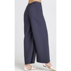 SPODNIE AEDI Max Mara Leisure. Niebieskie spodnie dresowe damskie Max Mara Leisure, z aplikacjami, z dresówki, z podwyższonym stanem. Za 473.40 zł.