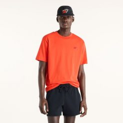 Koszulka męska New Balance MT41533NEF – pomarańczowa. Brązowe koszulki sportowe męskie New Balance, m, bez wzorów, z dresówki, bez ramiączek. Za 179.99 zł.
