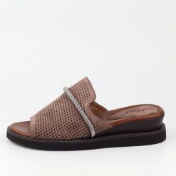 Brązowe klapki damskie na koturnie Jezzi 2267-3. Brązowe klapki damskie Jezzi, na lato, bez wzorów, z zamszu, eleganckie, bez obcasa, na koturnie, bez zapięcia. Za 169.00 zł.