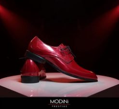 Bordowe lakierki męskie T192. Czerwone buty wizytowe męskie Modini Moda Męska, bez wzorów, ze skóry, bez obcasa, bez zapięcia. W wyprzedaży za 360.00 zł.