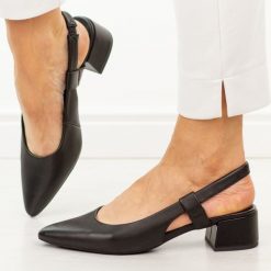 Czarne skórzane czółenka damskie T.Sokolski 536. Czarne czółenka damskie Sokolski, na jesień, bez wzorów, ze skóry, biznesowe, bez obcasa, na obcasie, bez zapięcia. Za 279.00 zł.